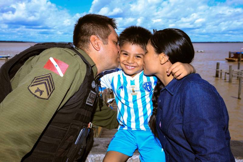 “Devo a vida do meu filho à atuação do Graesp (Grupamento Aéreo de Segurança Pública). Se não fosse pelo empenho deles no resgate, o João (c) não teria resistido”. O depoimento emocionado é do sargento da Polícia Militar do Pará, Marcelo Serrano (e). Em abril do ano passado, o filho dele, João Marcel, então com 3 anos, perfurou o pulmão depois de cair de uma ponte. O acidente foi no município de São Sebastião da Boa Vista, no Marajó. Na ocasião, o Graesp foi acionado e iniciou o resgate da criança em direção a Belém. Em uma corrida contra o tempo, 40 minutos depois o menino começava a ser atendido em um hospital na capital. Se o transporte tivesse sido de barco, como normalmente ocorre na região, levaria oito horas e, pela gravidade da situação, o pequeno Marcel não teria resistido. 

FOTO: MÁCIO FERREIRA / AG. PARÁ
DATA: 15.05.2018
BELÉM - PARÁ <div class='credito_fotos'>Foto: MÁCIO FERREIRA/ AG. PARÁ   |   <a href='/midias/2018/originais/55a318b2-9f47-4a1b-92f8-21158b8722c6.jpg' download><i class='fa-solid fa-download'></i> Download</a></div>