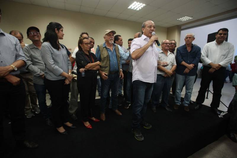 O Governador do Estado, Simão Jatene, também entregou para a região mais de 90 viaturas (foto) , 65 caminhonetes e 27 carros utilitários (pálios weekend), com destaque para duas da patrulha rural e uma para ronda escolar específica para Marabá. O Secretário de Estado de Segurança Pública, Luiz Fernandes, ressaltou que os veículos vão substituir a frota nas regiões sul e sudeste. “Surgiu uma demanda do policiamento rural, e já uma semana depois, por determinação do governador, já trouxemos as viaturas e já temos o policiamento disponível para fazer esse patrulhamento, que vai iniciar na região sudeste, mas se estenderá para a região sul e nordeste do estado. Hoje estamos substituindo toda a frota de veículos da região sul e sudeste, além disso o governador determinou onde tiver policiamento vai ter uma viatura, e já foi apresentado para a região os novos policiais que tomaram posse, nós não temos mais nenhum município sem delegado”, pontuou. Outras conquistas citada pelo Secretário da SEGUP foi o aumento do Núcleo de Apoio à Investigação e a criação de um conselho regional para acompanhar as ações de segurança pública.
FOTO: SIDNEY OLIVEIRA / AG. PARÁ
DATA: 06.04.2018
MARABÁ - PARÁ <div class='credito_fotos'>Foto: Sidney Oliveira/Ag. Pará | <a href='/midias/2018/originais/55a864e3-d0de-4ee2-b5fb-0fe60b5a6393.jpg' download><i class='fa-solid fa-download'></i> Download</a></div>