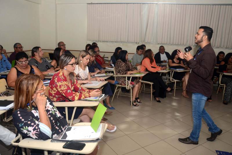 Educadores de todo o estado estiveram reunidos no III Encontro de Gestores Regionais, organizado pela Secretaria de Estado de Educação (Seduc). O evento nesta terça-feira (19) discutiu o fortalecimento das relações interpessoais de estudantes e pais de alunos com gestores e professores na busca de avançar na aprendizagem de conteúdos e no combate à evasão escolar. O Encontro, em parceria com o Unibanco, foi viabilizado pela Coordenação de Ensino Médio da Seduc (Coem) contou com a participação de 50 pessoas, entre gestores das 18 Unidades Seduc na Escola (USEs), que abrange as escolas da Grande Belém, e das 22 Unidades Regionais de Educação (UREs), compreendendo escolas do interior do Estado, e mais dirigentes da Seduc.
FOTO: ELISEU DIAS / ASCOM SEDUC
DATA: 19.06.2018
BELÉM - PARÁ <div class='credito_fotos'>Foto: Eliseu Dias / Ascom Seduc | <a href='/midias/2018/originais/55b9f988-394d-4db9-85f8-c41bb9ca8831.jpg' download><i class='fa-solid fa-download'></i> Download</a></div>