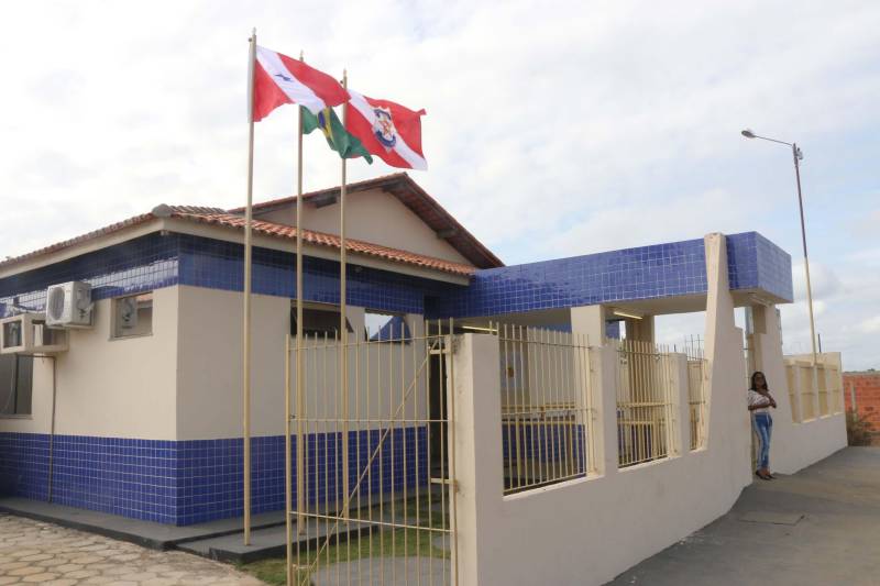 A população do município de Gurupá recebeu, na manhã desta segunda (22), a Unidade Integrada de Policiamento Pro Paz (UIPP, na foto) do município. Um investimento de mais um milhão de reais que irá substituir a unidade de polícia que funcionava no mesmo prédio desde a década de 70. O secretário de Estado de Segurança Pública, Luiz Fernandes representou o Governador do Estado na inauguração. O evento contou também com a presença do Comandante Geral da Polícia Militar Hilton Benigno e o delegado Sílvio Maués representando o Delegado Geral de Polícia Civil. A nova UIPP dispõe de salas para direção, investigadores, registro de ocorrências, espera, cartório, sala de reconhecimento de suspeitos, comando da Polícia Militar e corporação, além de espaços para mediação de conflitos. Luiz Fernades explicou que já forma construídas mais de 70 UIPPs em todo o Estado e que atendem a população não apenas no que diz respeito ao atendimento policial como também o social. “É este o referencial dos conceito das Unidades Integradas de Policiamento”, comentou o secretário que também anunciou a entrega de uma lancha nova para o policiamento fluvial nesta região.
FOTO: SIDNEY OLIVEIRA / AG. PARÁ
DATA: 21.10.2018
GURUPÁ - PARÁ <div class='credito_fotos'>Foto: Sidney Oliveira/Ag. Pará | <a href='/midias/2018/originais/55bf85d5-d40a-4337-a736-e445afaaf1b5.jpg' download><i class='fa-solid fa-download'></i> Download</a></div>