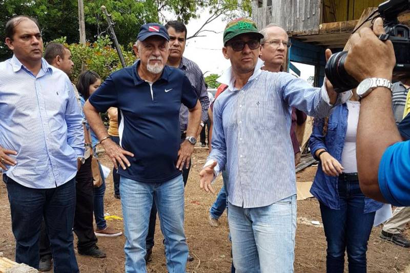O governador Simão Jatene está em Paragominas para averiguar pessoalmente a situação da população atingida pelas fortes chuvas na madrugada de quinta-feira, 12. Equipes da Defesa Civil do Estado, Corpo de Bombeiros e da Polícia Militar continuam no município trabalhando ininterruptamente na cidade. 

FOTO: ANTENOR FILHO / SECOM
DATA: 13.04.2018
PARAGOMINAS - PARÁ <div class='credito_fotos'>Foto: Antenor Filho / Secom   |   <a href='/midias/2018/originais/55c2bff0-f8b7-4fb6-a8e8-aea69fa0ed90.jpg' download><i class='fa-solid fa-download'></i> Download</a></div>