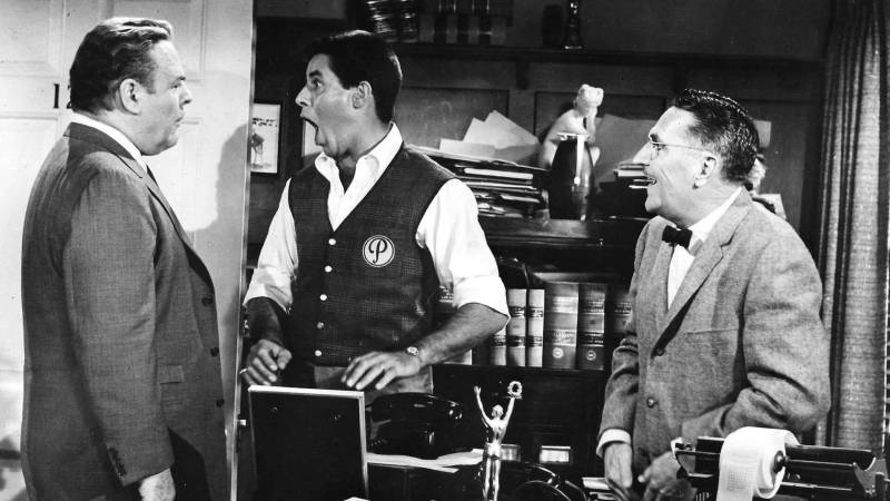 Em sessão única, com entrada franca, a Sessão Maldita desta terça-feira (27) exibirá, às 20 h, o filme “O Mocinho Encrenqueiro”, dirigido e estrelado por Jerry Lewis, no Cine Líbero Luxardo, da Fundação Cultural do Pará (FCP). A comédia é protagonizada pelo próprio diretor, que se destaca com as expressões faciais e corporais que fazem a diferença nas pequenas situações vividas pelo personagem em Hollywood. Contratado para ser "os olhos e os ouvidos" de um chefão de Hollywood, na Paramutual Pictures, Morty S. Tashman se disfarça de entregador para poder percorrer o local e depois contar ao chefe toda e qualquer atividade desonesta ou questionável. Mas todas as intrigas e malandragens que descobre são as que ele mesmo provoca.
FOTO: DIVULGAÇÃO
DATA: 26.03.2018
BELÉM - PARÁ <div class='credito_fotos'>Foto: Divulgação | <a href='/midias/2018/originais/55c37134-95a8-4e79-8f4c-cef00b631faa.jpg' download><i class='fa-solid fa-download'></i> Download</a></div>