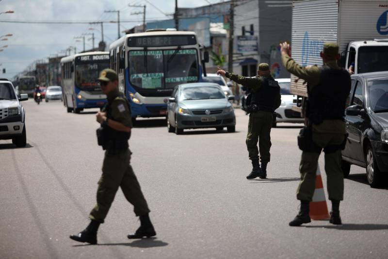 Militares do 1º Batalhão de Policiamento Militar (BPM) realizaram na manhã desta terça-feira, 15, a operação Ônibus Seguro, no bairro do Barreiro, em Belém. Quinze policiais em quatro viaturas, subordinados ao Comando de Policiamento da Capital, participaram da operação fazendo a abordagem e revista nos ônibus que circulam no perímetro, assim como a orientação aos usuários. Durante as duas horas da operação realizada nesta terça-feira, 15, pela manhã, na Pedro Álvares Cabral com Passagem Mirandinha (foto), nenhuma ocorrência foi registrada.

FOTO: THIAGO GOMES / AG. PARÁ
DATA: 15.05.2018
BELÉM - PARÁ <div class='credito_fotos'>Foto: Thiago Gomes /Ag. Pará   |   <a href='/midias/2018/originais/55c47323-be8b-458e-9ef0-5f0ae6dd2988.jpg' download><i class='fa-solid fa-download'></i> Download</a></div>