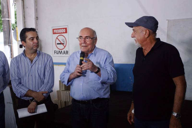 O distrito de Alter do Chão, destino turístico internacional onde fica a praia que já foi eleita a mais bonita do Brasil, recebe investimentos do governo do Estado nas áreas de infraestrutura e saneamento básico. O governador Simão Jatene, que cumpre agenda em três municípios do oeste paraense nesta sexta-feira (9) e sábado (10), assinou nesta sexta a ordem de serviço que autoriza o início da construção do novo sistema de abastecimento de água da vila, localizada a cerca de 28 quilômetros de Santarém. Orçada em R$ 11 milhões, a obra vai levar água de qualidade aos mais de sete mil habitantes da comunidade. Com o novo sistema de captação e tratamento de água, a meta é alcançar 100% dos imóveis no distrito. Segundo o presidente da Companhia de Saneamento do Pará (Cosanpa), Cláudio Conde, a obra é uma implantação pioneira em Alter do Chão, já que será o primeiro sistema do tipo fora de um núcleo urbano. O contrato com a empresa executora foi assinado na quinta-feira (8). A previsão é que os trabalhos sejam iniciados imediatamente e concluídos no prazo de 18 meses.
FOTO: THIAGO GOMES / AG. PARÁ
DATA: 09.03.2018
SANTARÉM - PARÁ <div class='credito_fotos'>Foto: Thiago Gomes /Ag. Pará | <a href='/midias/2018/originais/55c4d99c-f322-4bd6-a694-86fba36d62b7.jpg' download><i class='fa-solid fa-download'></i> Download</a></div>