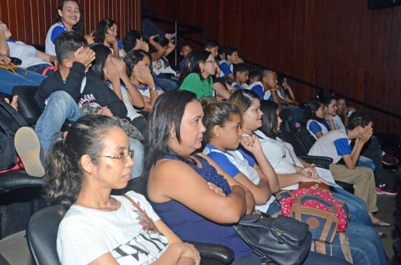 Uma sessão de cinema para estudantes da Escola Estadual de Ensino Fundamental e Médio Santa Luzia, no Bairro da Sacramenta, na manhã desta sexta-feira (23), marcou uma nova etapa do Projeto Judiciário na Escola, desenvolvido pelo Tribunal de Justiça do Estado (TJ-PA) em parceria com a Secretaria de Estado de Educação (Seduc) em escolas estaduais, com o objetivo de prevenir e combater a violência contra mulher. Com a projeção do filme “O Sorriso de Mona Lisa” no Cine Líbero Luxardo, que funciona no Centur, sede da Fundação Cultural do Pará (FCP), alunos da Escola Santa Luzia aprenderam conteúdos sobre prevenção à violência de gênero, principalmente a praticada contra a mulher.
FOTO: ELISEU DIAS / ASCOM SEDUC
DATA: 23.03.2018
BELÉM - PARÁ <div class='credito_fotos'>Foto: Eliseu Dias / Ascom Seduc | <a href='/midias/2018/originais/55cd633b-5c28-4fe3-97cf-976ff9108706.jpg' download><i class='fa-solid fa-download'></i> Download</a></div>