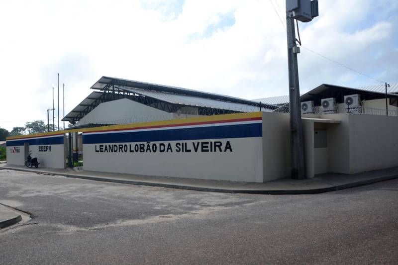  O Governo do Estado, por meio da Secretaria de Estado de Educação (Seduc), inaugurou nesta segunda-feira (17) duas escolas estaduais no interior do Estado, nos municípios de Bragança e Augusto Corrêa. As novas unidades vão atender mais de mil alunos do Ensino Fundamental e do Ensino Médio. O projeto de obra faz parte do Programa de Melhoria da Qualidade e Expansão da Cobertura da Educação Básica do Estado do Pará, preconizado pela Seduc no âmbito do Pacto pela Educação. Localizada em Bragança, a Escola de Ensino Fundamental e Médio Leandro Lobão da Silveira (foto) ganhou seis novas salas de aula, laboratório de informática, laboratório multidisciplinar, sala de leitura; salas do bloco administrativo, sendo: sala da direção, sala da coordenação pedagógica, sala dos professores e secretaria. A escola também possui copa cozinha, depósito para merenda escolar e materiais de limpeza, sala de triagem de alimentos, pátio coberto e área verde para convivência e atividades recreativas. Quadra de esportes coberta, reservatório de água, estacionamento para carros e motos, bicicletário, banheiros e vestiários. Um investimento na obra de R$ 4.196.551,63, tiveram investimentos também em ar condicionado no valor R$ 116.277,75, em computadores R$ 61.200,00 e de R$ 13.096,56 em computadores.

FOTO: FERNANDO NOBRE / ASCOM SEDUC
DATA: 17.12.2018
BRAGANÇA - PARÁ <div class='credito_fotos'>Foto: FERNANDO NOBRE/ASCOM SEDUC   |   <a href='/midias/2018/originais/55e17a91-f829-4156-8c49-2b8d95685822.jpg' download><i class='fa-solid fa-download'></i> Download</a></div>