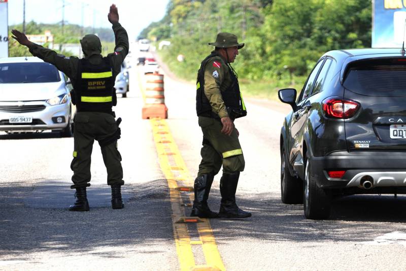 Com o início das férias escolares é hora de pegar a estrada para curtir as inúmeras opções de praias e balneários que o Pará dispõe. Neste sentido, prudência e cautela no trânsito são fundamentais para uma viagem com segurança. Entre os destinos mais procurados e próximos à capital paraense está o distrito de Mosqueiro, distante 70 quilômetros do centro de Belém, com suas belíssimas praias de água doce que somam 17 quilômetros de extensão. A bucólica, como é carinhosamente conhecida, é uma das 86 localidades em todas as regiões do Estado, que receberão atenção especial durante a Operação Verão 2018, que contará com a participação de mais de 8 mil agentes de segurança pública. As ações tiveram início na sexta-feira (29) e seguem até o dia 31 de julho. Na foto, fiscalização do Detran e Polícia Rodoviária na PA-391.
FOTO: CRISTINO MARTINS / AG. PARÁ
DATA: 01.07.2018
BELÉM - PARÁ <div class='credito_fotos'>Foto: Cristino Martins/Ag. Pará | <a href='/midias/2018/originais/55e8f38b-1d2e-4802-962c-abad2a387c6e.jpg' download><i class='fa-solid fa-download'></i> Download</a></div>