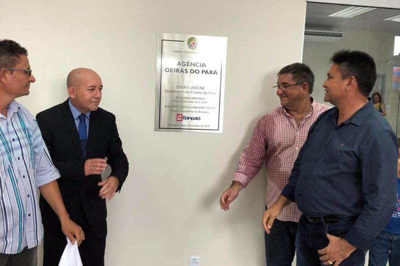Os moradores de Oeiras do Pará contam agora com uma moderna agência do Banpará. O Banco, pioneiro no município localizado no Arquipélago do Marajó, foi inaugurado na manhã desta quarta-feira (12). Com essa nova agência, o Banpará passa a cobrir 100, dos 144 municípios do Estado, levando cada vez mais acesso aos serviços bancários as comunidades mais distantes da Capital paraense.

FOTO: ASCOM BANPARÁ
DATA: 12.12.2018
OEIRAS DO PARÁ <div class='credito_fotos'>Foto: Ascom Banpará   |   <a href='/midias/2018/originais/55e9e5c4-db49-4906-811f-ddbeb6fadbc9.jpg' download><i class='fa-solid fa-download'></i> Download</a></div>