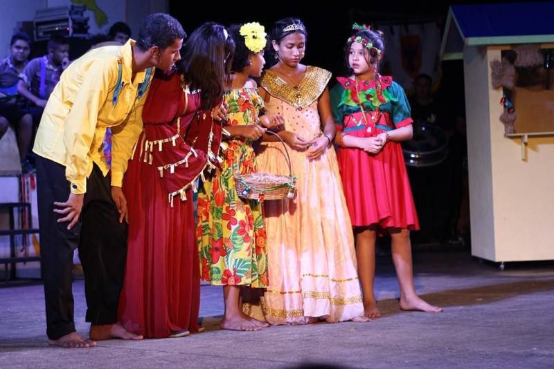 Cerca de 160 crianças que participaram das oficinas de iniciação artística, artes cênicas e música das Oficinas Curro Velho apresentaram (foto) sexta-feira, 15, números de música, dança e teatro no Arraial de Todos os Santos. Foram encenados os espetáculos Lucinda e Januário - a paixão nos Pássaros Tem-Tem e Jataí e o Auto da Lua Crescente, além dos resultados da oficina música Boi-Bumbá para São João e Coletivo Amazônico. A encerrou no anfiteatro às margens do rio Guamá com o show do Mestre do Caribó, Pinduca. “Foi um show alegre em que interagi com o público e mostrei músicas renovadas”, comemorou Pinduca.
FOTO: ASCOM / FCP
DATA: 16.06.2018
BELÉM - PARÁ <div class='credito_fotos'>Foto: ASCOM FCP | <a href='/midias/2018/originais/55ea8dcd-3dd0-4dbc-8f60-31163da3b1e2.jpg' download><i class='fa-solid fa-download'></i> Download</a></div>
