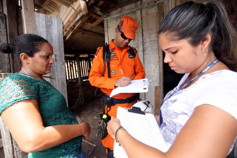 Passados dois dias da enxurrada que destruiu casas e obrigou pessoas a saírem de seus locais de moradia em Paragominas, Governo do Estado e Prefeitura continuam os trabalhos para atender as famílias afetadas, reconstruir o que ficou destruído e restabelecer a situação de normalidade no município. Desde a manhã da última quinta-feira (12), equipes da Defesa Civil intensificam as ações nos bairros atingidos. Na foto, o capitão Rangel Valois.
FOTO: SIDNEY OLIVEIRA / AG. PARÁ
DATA: 14.04.2018
PARAGOMINAS - PARÁ <div class='credito_fotos'>Foto: Sidney Oliveira/Ag. Pará | <a href='/midias/2018/originais/55ec350f-f2f7-4b28-bfcf-552221c8c9ae.jpg' download><i class='fa-solid fa-download'></i> Download</a></div>