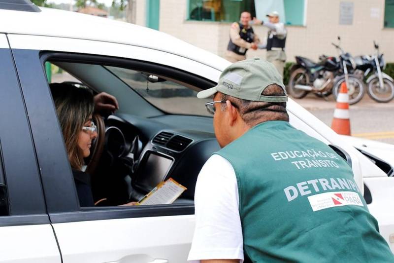 Agentes de educação para o trânsito e de fiscalização do Departamento de Trânsito do Estado (Detran) promoveram, na manhã deste sábado (10), uma operação, em conjunto com a Polícia Militar (PM), no pórtico do município de Vigia, PA 412. Durante a ação, que faz parte da "Operação Carnaval 2018", foram abordados mais de 60 condutores. As abordagens educativas visam conscientizar os motoristas que escolheram Vigia como destino para passar o feriado de carnaval. Dentre os alertas passados pelos agentes de educação estão a importância da utilização dos dispositivos de segurança, tanto para passageiros adultos quanto para crianças, e os perigos da mistura álcool e direção. Já as abordagens de fiscalização, buscam reduzir os índices de acidentes e veículos circulando em condições irregulares.

FOTO: ASCOM DETRAN
DATA: 10.02.2018
VIGIA - PARÁ <div class='credito_fotos'>Foto: ASCOM DETRAN   |   <a href='/midias/2018/originais/55f91dd7-08c8-4fd1-a4eb-9214bd578c13.jpg' download><i class='fa-solid fa-download'></i> Download</a></div>