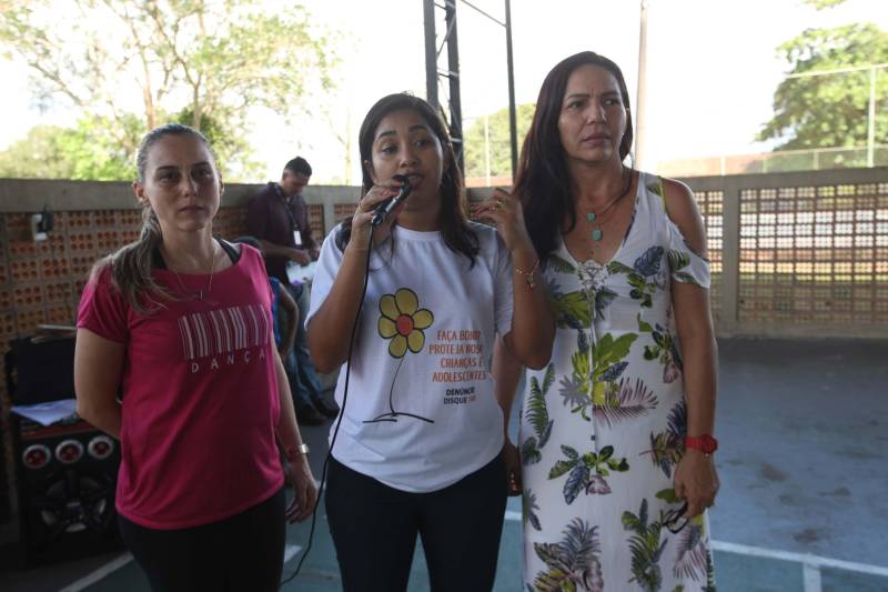 À tarde, os polos do Pro Paz nos Bairros, do Instituto de Ensino de Segurança do Pará (Iesp) e da Universidade Federal do Pará (UFPA) promoveram palestras para as crianças e seus familiares, dentro da programação alusiva ao “Dia da família no polo”, na qual famílias e alunos se reúnem para confraternizar, debater o tema e participar das apresentações de dança. "Hoje realizamos uma roda de conversa sobre abuso e exploração sexual contra crianças e adolescentes. Tanto para os pais, para que fiquem atentos aos sinais e reforcem a atenção, pois grande parte da violência ocorre dentro de casa, quanto para empoderar essas crianças, para que elas saibam diferenciar o contato com os adultos. Se ocorrer, que elas possam denunciar, que elas percebam que têm voz e apoio de profissionais que, constantemente, estão na luta da defesa dos seus direitos", disse a assistente social Joyce Cardoso, responsável pela palestra no Polo UFPA. Na foto, a assistente social Joyce Cardoso (c), responsável pela palestra no Polo UFPA.
FOTO: CARLOS SODRÉ / AG. PARÁ
DATA: 18.05.2018
BELÉM - PARÁ <div class='credito_fotos'>Foto: Agência Pará | <a href='/midias/2018/originais/55fa4dbf-c2bc-41ce-b318-d65196ecc486.jpg' download><i class='fa-solid fa-download'></i> Download</a></div>