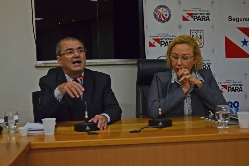 Para tratar sobre a data-base 2018 da categoria, na manhã desta quarta-feira (11) representantes dos sindicatos e associações da área de segurança foram recebidos pelo secretário de Estado de Segurança Pública e Defesa Social, Luiz Fernandes (e), pela secretária de Administração, Alice Viana (d), pelo procurador do Estado, Idemar Perachi, e pelo comandante-geral da Polícia Militar, Hilton Benigno. Alice Viana voltou a enfatizar que, mesmo diante da crise econômica que ainda afeta o País, o Governo do Pará reajustará em 3% os salários dos servidores ativos e inativos, incluindo os da área de segurança pública. Ela também informou que o valor do auxílio-alimentação será alterado somente para os praças da Polícia Militar e do Corpo de Bombeiros, que receberão um reajuste de R$ 200,00, passando o auxílio dos atuais R$ 700,00 para R$ 900,00, o que representa 28,5% de aumento em relação ao valor anterior.
FOTO: ELIELSON MODESTO / ASCOM SEGUP
DATA: 11.04.2018
BELÉM - PARÁ <div class='credito_fotos'>Foto: Elielson Modesto / Ascom Segup | <a href='/midias/2018/originais/5600217e-63df-45cf-aa43-2652f405d2c2.jpg' download><i class='fa-solid fa-download'></i> Download</a></div>