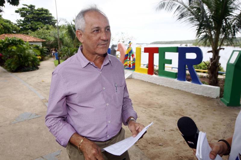 O distrito de Alter do Chão, destino turístico internacional onde fica a praia que já foi eleita a mais bonita do Brasil, recebe investimentos do governo do Estado nas áreas de infraestrutura e saneamento básico. O governador Simão Jatene, que cumpre agenda em três municípios do oeste paraense nesta sexta-feira (9) e sábado (10), assinou nesta sexta a ordem de serviço que autoriza o início da construção do novo sistema de abastecimento de água da vila, localizada a cerca de 28 quilômetros de Santarém. Orçada em R$ 11 milhões, a obra vai levar água de qualidade aos mais de sete mil habitantes da comunidade. Com o novo sistema de captação e tratamento de água, a meta é alcançar 100% dos imóveis no distrito. Segundo o presidente da Companhia de Saneamento do Pará (Cosanpa), Cláudio Conde, a obra é uma implantação pioneira em Alter do Chão, já que será o primeiro sistema do tipo fora de um núcleo urbano. O contrato com a empresa executora foi assinado na quinta-feira (8). A previsão é que os trabalhos sejam iniciados imediatamente e concluídos no prazo de 18 meses. Na foto, o diretor de Expansão e Tecnologia da Cosanpa, Fernando Martins.
FOTO: THIAGO GOMES / AG. PARÁ
DATA: 09.03.2018
SANTARÉM - PARÁ <div class='credito_fotos'>Foto: Thiago Gomes /Ag. Pará | <a href='/midias/2018/originais/561cbda4-c358-471c-b81d-54852e5b8a87.jpg' download><i class='fa-solid fa-download'></i> Download</a></div>