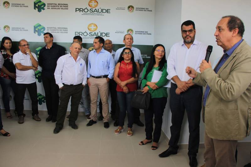 Hospital Regional de Marabá amplia serviço para atender pacientes com insuficiência renal Neste sábado, 8/12, o serviço de hemodiálise foi ampliado no sudeste do Pará, com a entrega do primeiro bloco do projeto de reforma e ampliação do Hospital Regional do Sudeste do Pará - Dr. Geraldo Veloso (HRSP), em Marabá (PA). Com mais de 900 metros quadrados construídos, três andares e mais de R$ 5 milhões investidos em sua construção e aquisição de equipamentos, o prédio abrigará além de 20 máquinas de hemodiálise, a área administrativa e o Centro de Ensino e Pesquisa, o que amplia a vocação da Unidade que passa a ser um centro formador de profissionais da saúde na região. A cerimônia de entrega reuniu autoridades como o secretário de Estado de Saúde Pública do Pará, Vitor Mateus (ao microfone), o prefeito de Marabá, Sebastião Miranda Filho, o presidente da Câmara Municipal de Marabá, Pedro Corrêa, o diretor Operacional da Pró-Saúde Associação Beneficente de Assistência Social e Hospitalar no Pará, Rogério Kuntz, e o diretor Hospitalar da Unidade, Valdemir Girato, além de representantes dos 22 municípios de abrangência do Hospital. 

FOTO: RODOLFO OLIVEIRA / AG. PARÁ
DATA: 08.12.2018
MARABÁ - PARÁ <div class='credito_fotos'>Foto: Rodolfo Oliveira/Ag. Pará   |   <a href='/midias/2018/originais/562bd9fa-5a37-4f8d-94fb-e1c025cfe3ec.jpg' download><i class='fa-solid fa-download'></i> Download</a></div>