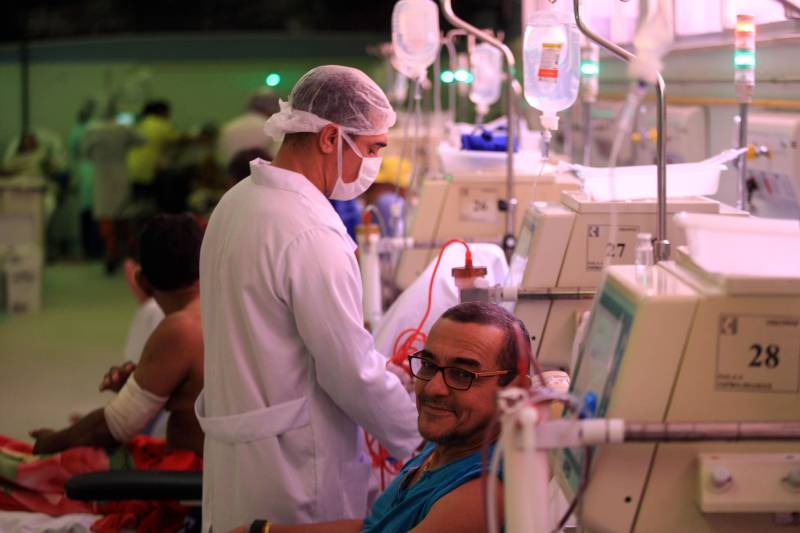 O aposentado Silvio Moraes (foto), de 57 anos, realiza três sessões semanais de hemodiálise no Centro Monteiro Leite, em Belém. Ele costuma chegar mais de uma hora antes para o que considera estar longe de ser um sacrifício. “Faço hemodiálise aqui há cinco anos e o serviço é ótimo, realmente diferenciado. A gente depende dessa máquina para viver, sem ela eu não estaria aqui”, disse o aposentado.

FOTO: SIDNEY OLIVEIRA/AG. PARÁ
DATA: 25.11.2018
BELÉM - PARÁ <div class='credito_fotos'>Foto: Sidney Oliveira/Ag. Pará   |   <a href='/midias/2018/originais/562fbcfb-a0c7-470e-9d63-c10ba032dbf0.jpg' download><i class='fa-solid fa-download'></i> Download</a></div>