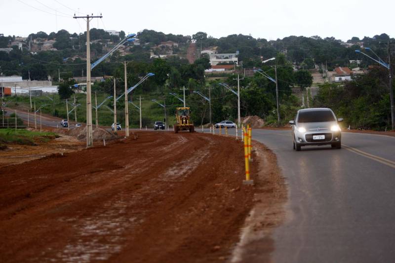 O secretário regional de Governo em Santarém, Olavo das Neves, destacou a frente de obras que o Estado vem trazendo para a região, que inclui uma nova Escola Tecnológica, a revitalização da PA-457 (foto) – que dá acesso a Alter do Chão – e a instalação do próprio Centro Regional de Governo do Oeste, que aproxima as gestões municipais dos órgãos do Estado. “Como representante da região, ficamos satisfeitos em ver que o governo tem olhado cada vez mais para cá, pelo simples entendimento da importância dessa região para o desenvolvimento do Estado”, frisou. O presidente da Companhia de Portos e Hidrovias (CPH), Alexandre Von, lembrou ainda que, neste sábado (10), o governador Simão Jatene assina ordens de serviço importantes, entre elas a que assegura a ampliação do serviço de hemodiálise do Hospital Regional do Baixo Amazonas (HRBA). “O compromisso do governo com a região está explícito nestes investimentos. Somente o Regional vai receber aporte de R$ 10 milhões para melhorar um serviço que já reconhecido como de excelência”, pontuou.
FOTO: THIAGO GOMES / AG. PARÁ
DATA: 09.03.2018
SANTARÉM - PARÁ <div class='credito_fotos'>Foto: Thiago Gomes /Ag. Pará | <a href='/midias/2018/originais/5630e571-8575-4126-9d44-e751f9d42e73.jpg' download><i class='fa-solid fa-download'></i> Download</a></div>