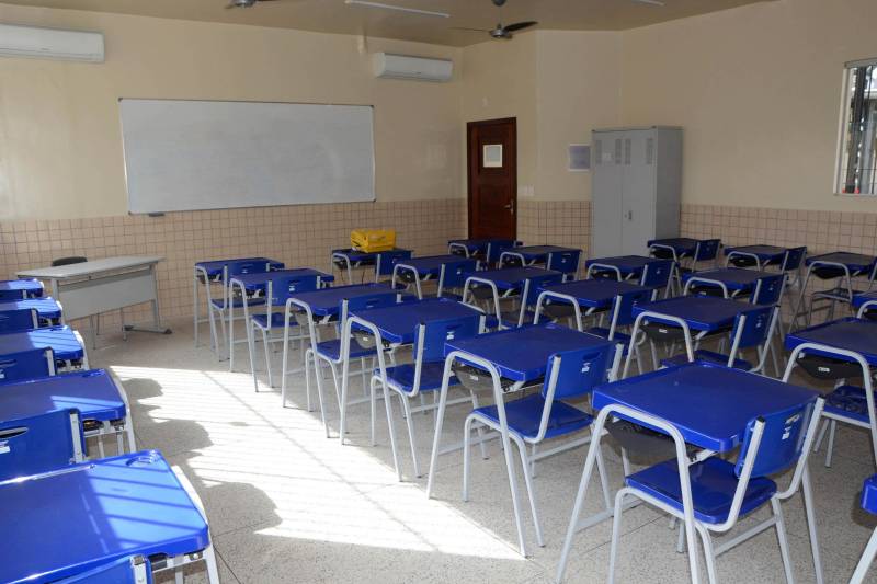  O Governo do Estado, por meio da Secretaria de Estado de Educação (Seduc), inaugurou nesta segunda-feira (17) duas escolas estaduais no interior do Estado, nos municípios de Bragança e Augusto Corrêa. As novas unidades vão atender mais de mil alunos do Ensino Fundamental e do Ensino Médio. O projeto de obra faz parte do Programa de Melhoria da Qualidade e Expansão da Cobertura da Educação Básica do Estado do Pará, preconizado pela Seduc no âmbito do Pacto pela Educação. Localizada em Bragança, a Escola de Ensino Fundamental e Médio Leandro Lobão da Silveira (foto) ganhou seis novas salas de aula, laboratório de informática, laboratório multidisciplinar, sala de leitura; salas do bloco administrativo, sendo: sala da direção, sala da coordenação pedagógica, sala dos professores e secretaria. A escola também possui copa cozinha, depósito para merenda escolar e materiais de limpeza, sala de triagem de alimentos, pátio coberto e área verde para convivência e atividades recreativas. Quadra de esportes coberta, reservatório de água, estacionamento para carros e motos, bicicletário, banheiros e vestiários. Um investimento na obra de R$ 4.196.551,63, tiveram investimentos também em ar condicionado no valor R$ 116.277,75, em computadores R$ 61.200,00 e de R$ 13.096,56 em computadores.

FOTO: FERNANDO NOBRE / ASCOM SEDUC
DATA: 17.12.2018
BRAGANÇA - PARÁ <div class='credito_fotos'>Foto: FERNANDO NOBRE/ASCOM SEDUC   |   <a href='/midias/2018/originais/563be51b-3aa4-47f4-87b2-acc6483690de.jpg' download><i class='fa-solid fa-download'></i> Download</a></div>