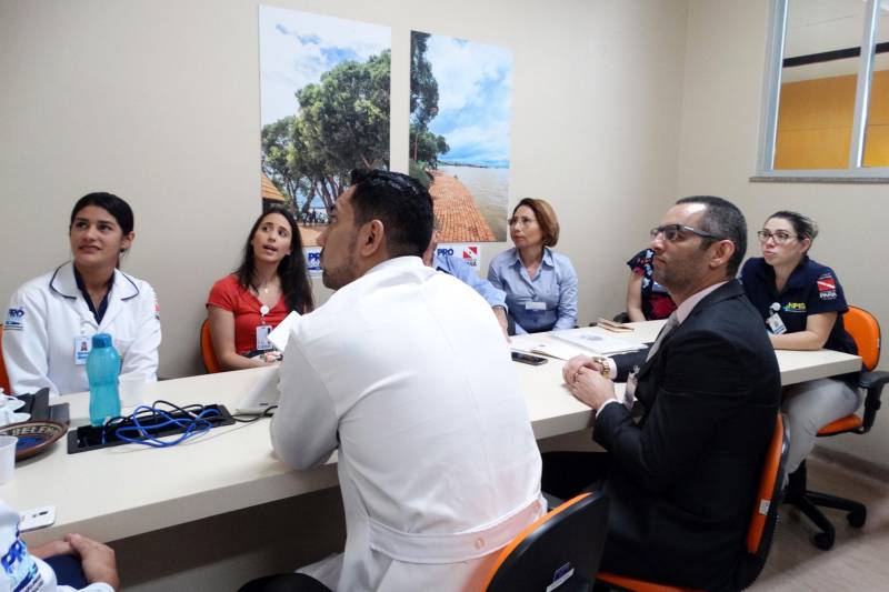 O Hospital Público Estadual Galileu (HPEG), em Belém, recebeu, entre os dias 11 e 12/12, uma visita do Programa Nacional de Qualidade (PNQ) do Sistema Cofen e Conselhos Regionais para avaliar as boas práticas assistenciais prestadas pela equipe de Enfermagem do Hospital. Ao final da visita, a qualidade da assistência do Galileu foi considerada de excelência, o que garantiu a unidade o pioneirismo de se tornar o primeiro hospital SUS do Brasil a ter a enfermagem certificada pela Programa Nacional de Qualidade do Conselho Federal de Enfermagem (Cofen).

FOTO: ASCOM HPEG
DATA: 13.12.2018
BELÉM - PARÁ <div class='credito_fotos'>Foto: ASCOM / HPEG   |   <a href='/midias/2018/originais/563ca976-2b56-4358-a308-a3913bf3d62d.jpg' download><i class='fa-solid fa-download'></i> Download</a></div>