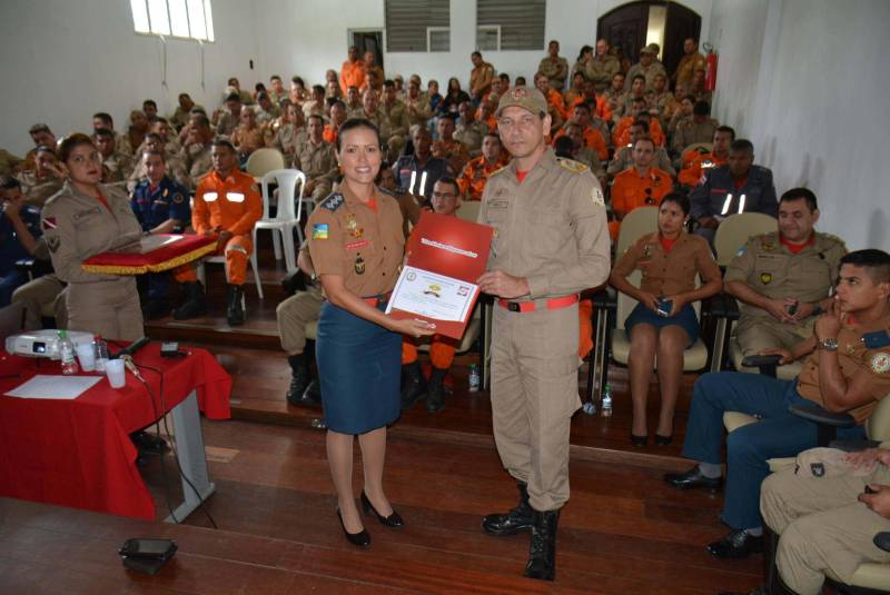 O Corpo de Bombeiros Militar do Pará promoveu o “I Seminário de Salvamento Veicular do CBMPA” e a “VII Reunião da Comissão Nacional de Salvamento Veicular (Conasv)”. O evento encerrou nesta sexta-feira (8), e teve o objetivo de reunir bombeiros militares de diversos Estados do Brasil para debater táticas e técnicas de salvamento veicular e a utilização da roupa de proteção. A capitã Lívia Nascimento, do Corpo de Bombeiros do Amapá, formou-se como oficial em 2011 no Pará. Hoje retornou a capital paraense para ministrar a palestra sobre incêndio veicular, abordagem sobre risco e procedimentos de segurança em operações. “É de extrema importância para intercambiar e trocar conhecimentos entre as corporações. Precisamos evoluir para melhorar a eficiência de nossa atuação e quebrar paradigmas e tocar em pontos atuais, o que tem novo em equipamentos e nas áreas de atuação dos bombeiros”, afirmou. Na foto, a Capitã Lívia Nascimento (e), do Corpo de Bombeiros do Amapáe o Comandante Geral do Corpo de Bombeiros Militar do Pará, Coronel Zanelli Nascimento (d).
FOTO: ASCOM / CBMPA
DATA: 08.06.2018
BELÉM - PARÁ <div class='credito_fotos'>Foto: Ascom CBMPA | <a href='/midias/2018/originais/564b52c0-f9e8-4874-be75-4381e1e73fcd.jpg' download><i class='fa-solid fa-download'></i> Download</a></div>