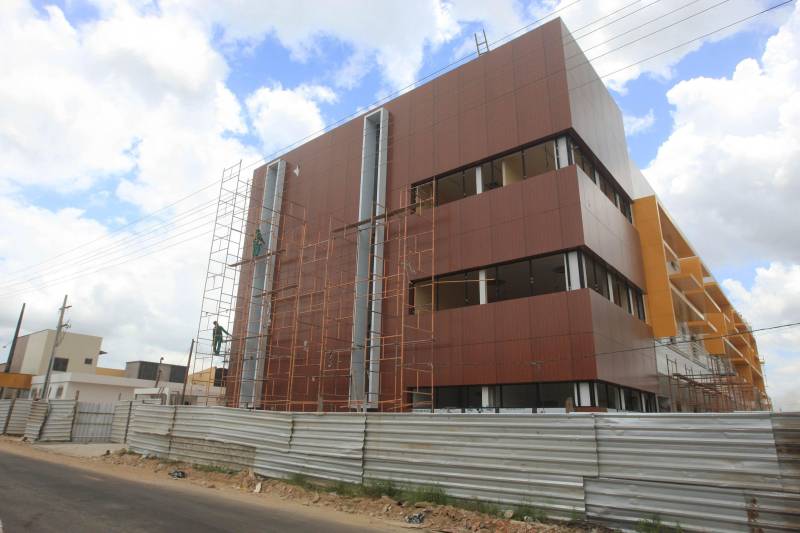 A região nordeste do Estado vai contar com mais uma opção em atendimento de saúde de alta complexidade em pouco tempo. O Governo do Estado está finalizando a execução dos serviços do moderno Hospital Regional Público dos Caetés (foto), no município de Capanema, que entra na fase final para repasse à Secretaria de Estado de Saúde Pública – Sespa, responsável pelo funcionamento da nova casa de saúde. A previsão da Secretaria de Obras para finalizar o projeto é até o final de 2018, somando investimentos de R$37 milhões - recursos do tesouro do estadual, sendo R$ 25 milhões para obras físicas e R$ 12 milhões para aquisição de equipamentos. Após a entrega do Hospital, não apenas a população de Capanema, mais de outros 17 municípios próximos passarão a contar com estrutura de atendimento médico com 60 leitos, sendo 10 de UTI adulto e outros 10 de UTI neonatal, além de consultórios, centro cirúrgico com três salas transfusional, laboratório e banco de leite, entre outros serviços médicos.
FOTO: SIDNEY OLIVEIRA / AG. PARÁ
DATA:17.10.2018
CAPANEMA - PARÁ
<div class='credito_fotos'>Foto: Sidney Oliveira/Ag. Pará | <a href='/midias/2018/originais/566439a4-afe7-4bfe-8b52-0eaae45827bd.jpg' download><i class='fa-solid fa-download'></i> Download</a></div>