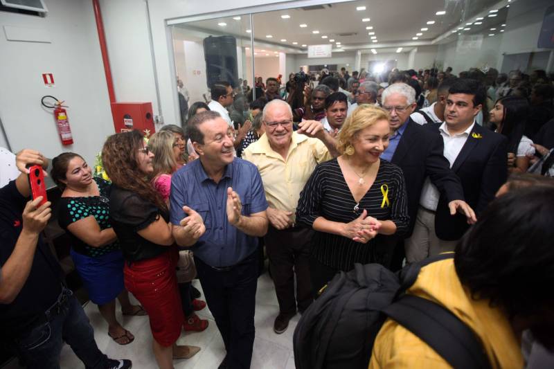 “Fiz questão de trazer minha filha para seu primeiro exercício de cidadania que é ter uma carteira de identidade, ainda mais em um local como este, que permite resolvermos várias pendências com mais conforto e praticidade”, comemorou o senhor Genival de Oliveira, 40 anos, pai da pequena Gabrielle, 8 anos. A família de seu Genival é uma das milhares que serão beneficiadas no município de Parauapebas, no sudeste paraense, com orientações e serviços de diversos órgãos estaduais em um único local: a Estação Cidadania. O espaço, localizado no Shopping Karajás, foi entregue oficialmente à população na manhã deste sábado (19). A cerimônia contou com a presença de secretários de Estado, parlamentares, entre outras autoridades locais. Esta é a segunda Estação Cidadania da região. A primeira é a de Marabá.
FOTO: THIAGO GOMES / AG. PARÁ
DATA: 19.05.2018
PARAUAPEBAS - PARÁ <div class='credito_fotos'>Foto: Thiago Gomes /Ag. Pará | <a href='/midias/2018/originais/56659d02-bec7-44e8-b3b7-46e83166bc25.jpg' download><i class='fa-solid fa-download'></i> Download</a></div>