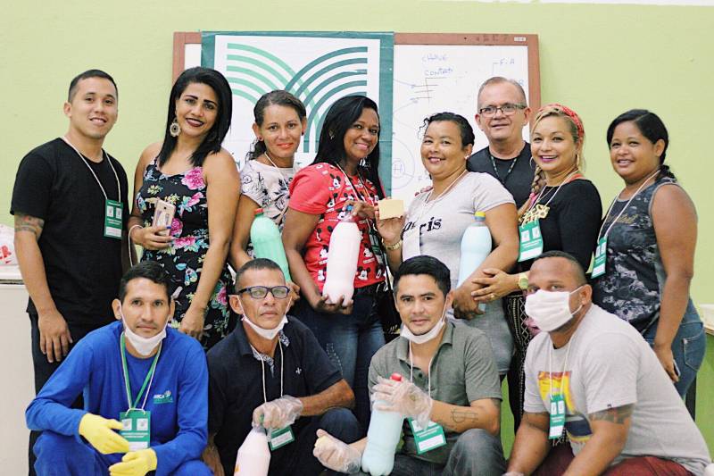 A oportunidade de refazer a vida e adquirir novas experiências profissionais foi proporcionada a quinze egressos por meio de uma parceria da Superintendência do Sistema Penitenciário do Estado (Susipe) com o Serviço Nacional de Aprendizagem Rural (Senar). A ação é realizada pela Coordenadoria de Educação Prisional da Susipe com a oferta do curso de "Produção Artesanal de Produtos de Higiene e Limpeza" que acontece no Núcleo de Desenvolvimento Educacional da Fábrica Esperança, em Belém.

FOTO: VELOSO JUNIOR / ASCOM SUSIPE
DATA: 05.11.2018
BELÉM - PARÁ <div class='credito_fotos'>Foto: Veloso Junior / Ascom Susipe   |   <a href='/midias/2018/originais/56688448-cba2-4a51-ab8d-ba7969947fdd.jpg' download><i class='fa-solid fa-download'></i> Download</a></div>