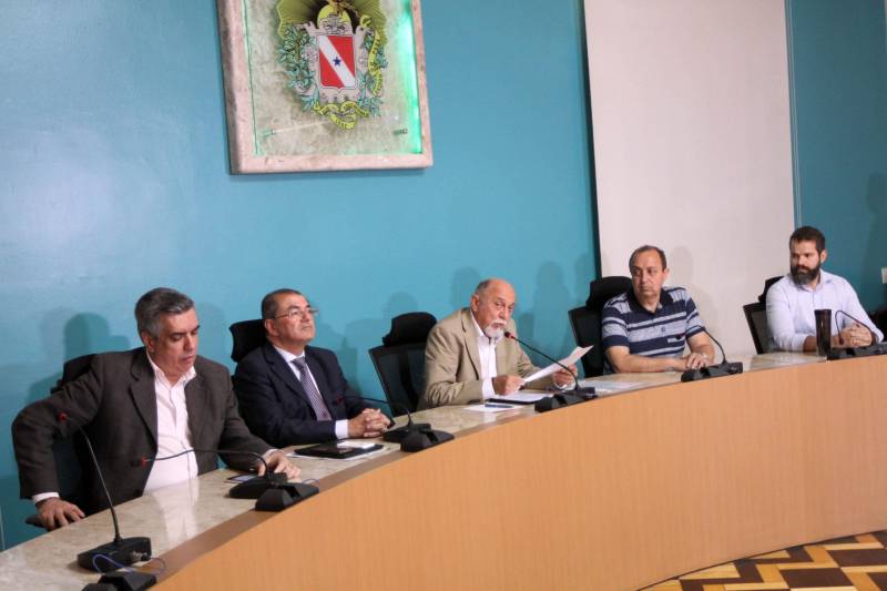 O Governo do Estado anunciou nesta sexta-feira (23), durante coletiva, as medidas que serão adotadas no caso do vazamento registrado no último sábado (17) da bacia de rejeitos de bauxita da Hydro Alunorte, confirmado pelo Instituto Evandro Chagas. Segundo o governador Simão Jatene, a mineradora será notificada para garantir água potável às comunidades ao longo de um ano e, ainda, para criar um fundo financeiro específico para este evento e eventuais incidentes futuros. Na foto (esq/dir), o presidente da Codec, Fábio Lúcio, o secretário de Segurança, Luís Fernandes, o governador Simão Jatene e o secretário da Sedeme, Eduardo Leão.
FOTO: CRISTINO MARTINS / AG. PARÁ
DATA: 23.02.2018
BELÉM - PARÁ <div class='credito_fotos'>Foto: Cristino Martins/Ag. Pará | <a href='/midias/2018/originais/566a3b0b-763a-431f-a356-43ba326ca33a.jpg' download><i class='fa-solid fa-download'></i> Download</a></div>
