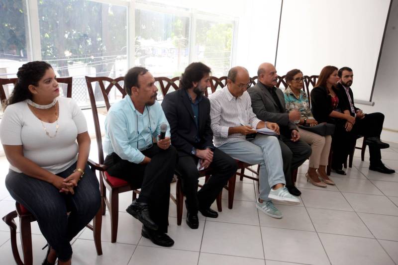 Trinta Conselhos Tutelares do Pará ganharam equipamentos para melhorar o atendimento e garantir os direitos das crianças e dos adolescentes no Estado em cerimônia realizada nesta quinta-feira (05) no auditório da Secretaria de Estado de Assistência Social, Trabalho, Emprego e Renda (Seaster). Durante a manhã foram entregues 39 kits para conselhos de 30 municípios. Cada kit é formado por veículo, geladeiras e computadores. Os veículos, entre carros e lanchas, darão infraestrutura de locomoção necessária e adequada para o desempenho das ações do órgão. Os equipamentos foram adquiridos pelo Governo do Pará por meio de emenda parlamentar do deputado Arnaldo Jordy e ajudarão a equipar e reestruturar a rede do Sistema de Garantia de Diretos da Criança e do Adolescente do Estado. Ao todo foram entregues 37 carros, duas lanchas, 39 geladeiras e 78 computadores.
FOTO: SIDNEY OLIVEIRA / AG. PARÁ
DATA: 05.07.2018
BELÉM - PARÁ <div class='credito_fotos'>Foto: Sidney Oliveira/Ag. Pará | <a href='/midias/2018/originais/566ade26-1ba2-4826-8283-441b3c01f085.jpg' download><i class='fa-solid fa-download'></i> Download</a></div>
