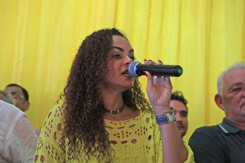 A agenda de fortalecimento das gestões municipais por meio da integração entre governo do Estado e prefeituras teve novo capítulo nesta segunda-feira (4) em Bragança, no nordeste do Pará, com a celebração de convênios que viabilizam obras e serviços nas áreas de infraestrutura e educação. A secretária extraordinária de Municípios Sustentáveis, Izabela Jatene (blusa amarela), cumpriu agenda no município, pela manhã, ao lado de deputados federais e estaduais e autoridades locais. Na ocasião, ela entregou 16 novas viaturas para a Polícia Militar, para reforçar o trabalho de segurança pública na região. A cerimônia de assinatura dos convênios ocorreu no salão paroquial da comunidade Imaculada Conceição, às margens da Rodovia PA-112. “O governo do Estado está aqui hoje para cumprir mais uma agenda que tem como objetivo garantir autonomia às gestões municipais por meio da pactuação com o Estado. Vale lembrar que isso só é possível porque o Pará tem contas equilibradas que permitem que os investimentos não parem e porque Bragança está com a situação fiscal em dia. E, claro, porque vocês pagaram seus impostos”, frisou Izabel Jatene.

FOTO: RODOLFO OLIVEIRA / AG. PARÁ
DATA: 04.06.2018
BELÉM - PARÁ <div class='credito_fotos'>Foto: Rodolfo Oliveira/Ag. Pará   |   <a href='/midias/2018/originais/566bec73-872b-4282-81c9-10f49246fae2.jpg' download><i class='fa-solid fa-download'></i> Download</a></div>