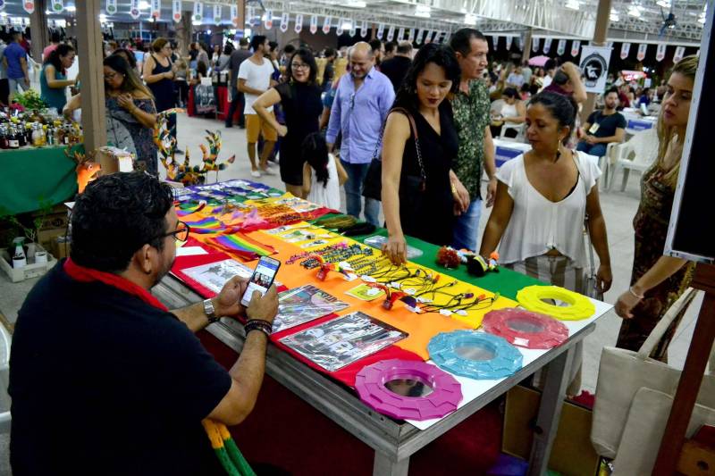 A segunda edição da Feira Livre de Arte e Cultura promovida pela Fundação Cultural do Pará (FCP) será nos dias 9 e 10 de março, no Centur, a partir das 17h. A programação inclui apresentações musicais, teatrais, espaços para comercialização de produtos autorais, dos mais variados estilos, além de literatura, gastronomia, artesanato, design e moda. Entre os shows musicais da Feira estão: Gaby Amarantos, Luê, Baile da Saudade, Baile do Mestre Cupijó, além de uma homenagem ao Mestre Vieira, falecido em fevereiro. Haverá também uma apresentação do grupo Palhaços Trovadores. Além de um espaço para lazer, o evento tem como objetivo promover novos empreendedores locais, marcas, produtos e incentivar a criatividade.
FOTO: ASCOM / FCP
DATA: 01.03.2018
BELÉM - PARÁ <div class='credito_fotos'>Foto: ASCOM FCP | <a href='/midias/2018/originais/566f71b6-bc63-4f74-897d-508a13a6a045.jpg' download><i class='fa-solid fa-download'></i> Download</a></div>