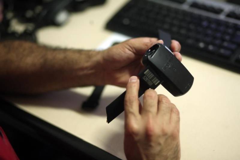 O Núcleo Gestor de Monitoração Eletrônica (NGME) de Marabá, começou a funcionar nesta terça-feira (18), com capacidade para monitorar 186 internos. O NGME de Marabá atuará com cinco servidores em duas salas, uma para instalação da tornozeleira eletrônica (foto) e outra para o monitoramento. No total, sete detentas foram as primeiras a serem beneficiadas com a medida alternativa e uso das tornozeleiras eletrônicas no município, sendo cinco do regime semi-aberto e duas do regime fechado, com base na progressão antecipada de pena determinada pela Justiça. A decisão foi do juiz Titular da vara de Execução Penal de Marabá, Caio Berardo, e se baseia na Súmula Vinculante 56, do Supremo Tribunal Federal (STF), ao recomendar que "na falta de estabelecimento penal adequado, não autoriza a manutenção do condenado em regime prisional mais gravoso podendo ser deferida a prisão domiciliar ao sentenciado". Com base nessa decisão, o juiz determinou então a progressão antecipada de pena das internas para o regime aberto, com o monitoramento eletrônico.

FOTO: ASCOM / SUSIPE
DATA: 19.12.2018
MARABÁ - PARÁ <div class='credito_fotos'>Foto: ASCOM SUSIPE   |   <a href='/midias/2018/originais/5675c412-eb3d-434f-a150-02c5d7b5027b.jpg' download><i class='fa-solid fa-download'></i> Download</a></div>