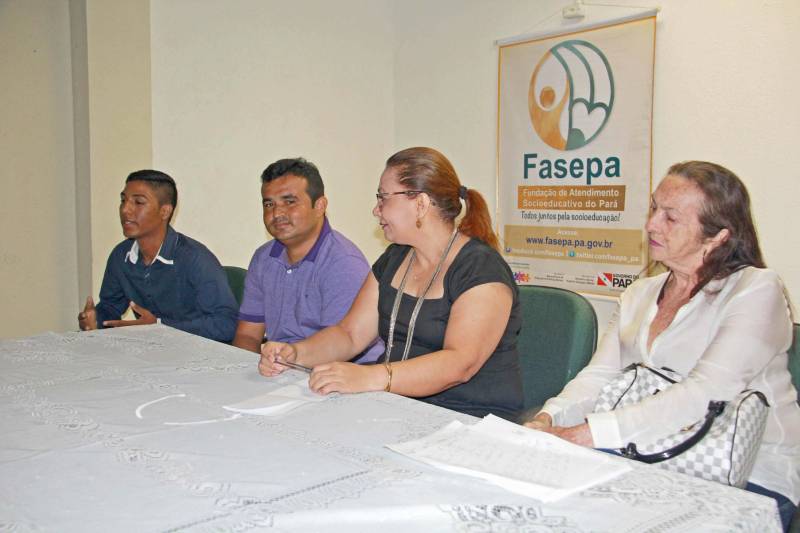 Começou nesta terça-feira (19), em Belém, mais uma edição do Encontro Temático da Socioeducação, que discute a implantação de planos municipais para o atendimento aos adolescentes em conflito com a lei. Realizado na sede da Fundação de Atendimento Socioeducativa do Pará (Fasepa), o encontro é destinado aos profissionais que integram o Sistema de Garantia de Direitos que fazem parte da Associação dos Municípios do Arquipélago do Marajó (AMAM). A programação contou com debates sobre ações preventivas, avaliação da medida socioeducativa em meio aberto (Liberdade Assistida e Prestação de Serviço à Comunidade, responsabilidade dos municípios) e orientações para implementação do Plano Municipal de Atendimento Socioeducativo, ouvindo as demandas dos técnicos que atuam nos municípios participantes, no que se refere ao atendimento aos egressos da Fasepa.

FOTO: DANI VALENTE / ASCOM FASEPA
DATA: 19.06.2018
BELÉM - PARÁ <div class='credito_fotos'>Foto: DANI VALENTE/ ASCOM FASEPA   |   <a href='/midias/2018/originais/567d3942-3c1a-4f97-917b-4e8bc536a367.jpg' download><i class='fa-solid fa-download'></i> Download</a></div>