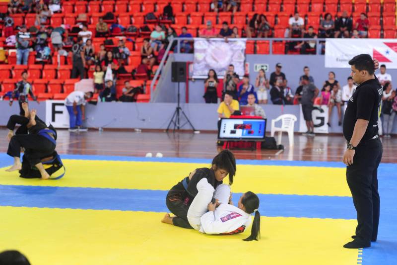 Mais de mil atletas participaram do campeonato Sul-Americano de Jiu-Jitsu Esportivo, realizado neste domingo (25), no Mangueirinho. O evento é parte do calendário da Confederação Brasileira da modalidade e valeu pontos para o ranking nacional, sendo também classificatório para o Mundial de Jiu-Jitsu de 2018.
FOTO: LEANDRO SANTANA / ASCOM SEEL
DATA: 25.03.2018
BELÉM - PARÁ <div class='credito_fotos'>Foto: LEANDRO SANTANA / ASCOM SEEL | <a href='/midias/2018/originais/56822c98-04bd-4523-8eb3-fb6b031579df.jpg' download><i class='fa-solid fa-download'></i> Download</a></div>