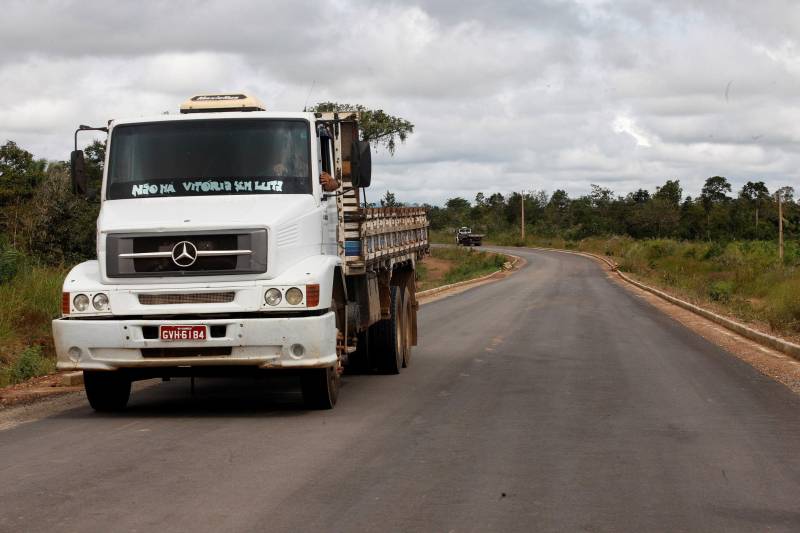 Pavimentação da vicinal do Bambu ? Rodovia PA-449, no trecho entre Floresta do Araguaia e a BR-155, no Sul do Pará, já atinge 27 dos 42 quilômetros de extensão da estrada, um importante eixo de integração entre os municípios da região do Araguaia, e fundamental para o escoamento da produção de Floresta, município que detém a maior produção de abacaxi no país. Após concluída, a vicinal deverá impulsar ainda mais a economia da região, também com grande potencial para a pecuária de corte.
FOTO: RODOLFO OLIVEIRA/ AG. PARÁ
DATA: 05.06.14
FLORESTA DO ARAGUAIA - PARÁ <div class='credito_fotos'>Foto: Agência Pará | <a href='/midias/2018/originais/56823a0b-09cb-4556-b21f-7401b4917b0f.jpg' download><i class='fa-solid fa-download'></i> Download</a></div>