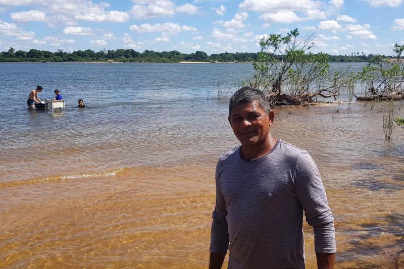 A 100 quilômetros de Marabá, a cidade de Palestina do Pará se torna um recanto para os veranistas que procuram nas águas do Araguaia descanso, contemplação da natureza e diversão. O agente de saúde, que mora em Marabá, Cícero Rocha (foto), vai passar o mês de férias todo na ilha.
FOTO: ASCOM CRGSP
DATA: 08.07.2018
PALESTINA DO PARÁ - PARÁ <div class='credito_fotos'>Foto: ASCOM CRGSP | <a href='/midias/2018/originais/56824e4f-e139-4b85-8990-b70f33be756a.jpg' download><i class='fa-solid fa-download'></i> Download</a></div>