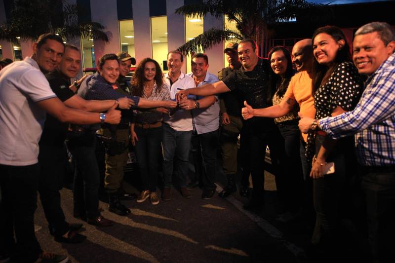 A agenda governamental terminou no município de Castanhal com a entrega de 18 viaturas e 20 motos para a Polícia Militar (PM) e duas ambulâncias resgate para o Corpo de Bombeiros. A secretária de Municípios Sustentáveis, Izabela Jatene, que representou o governador Simão Jatene, fez um balanço positivo das ações.

FOTO: RODOLFO OLIVEIRA / AG. PARÁ
DATA: 13.06.2018
CASTANHAL - PARÁ <div class='credito_fotos'>Foto: Rodolfo Oliveira/Ag. Pará   |   <a href='/midias/2018/originais/5682b98d-5e10-49d4-a963-d8ee6544ad4a.jpg' download><i class='fa-solid fa-download'></i> Download</a></div>