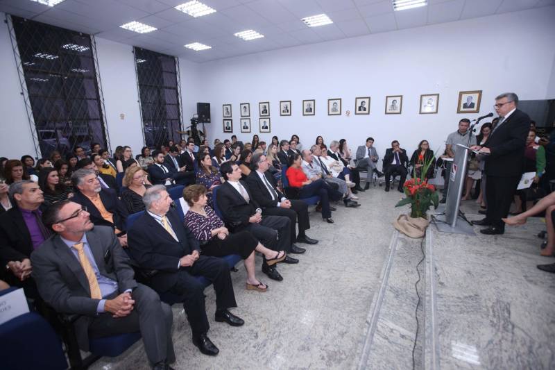 O Governo do Estado fez a entrega das novas instalações do prédio-sede da Procuradoria-Geral do Estado do Pará (PGE/PA), em Batista Campos, Belém, nesta quinta-feira (5). que envolvem obras de reforma e ampliação do órgão. Durante a cerimônia, o governador Simão Jatene assinou o Projeto de Lei que altera a Lei nº 6.813, de 25 de janeiro de 2017, que dispõe sobre a estruturação do Quadro de Apoio da PGE, a fim de ser encaminhado para apreciação à Assembleia Legislativa do Estado, em regime de urgência. O projeto propõe a transformação e a criação de novos cargos do quadro de servidores da atividade-meio, os quais poderão, inclusive, prestar apoio às atividades desenvolvidas pelos procuradores junto às secretarias de Estado. Os cargos serão ocupados por meio de concurso, na medida do interesse público e da disponibilidade orçamentária do Estado. As alterações propostas no Projeto de Lei devem-se às demandas judiciais expressivas das atividades da PGE e a anseios da categoria, como a reorganização da carreira em classes e referências, com definição de critérios para progressão e enquadramento funcional. A cerimônia teve a presença do procurador-geral do Estado, Ophir Cavalcante Junior, presidente da Associação dos Procuradores do Estado do Pará (Apepa), Ary Lima Cavalcanti (foto), presidente da Associação dos Servidores da Procuradoria-Geral do Estado do Pará (ASPGE), Brunna Valescka de Carvalho Silva, procuradores e servidores da instituição.
FOTO: CRISTINO MARTINS / AG. PARÁ
DATA: 05.04.2018
BELÉM - PARÁ <div class='credito_fotos'>Foto: Cristino Martins/Ag. Pará | <a href='/midias/2018/originais/56875793-024a-4938-8100-1d20f96963a5.jpg' download><i class='fa-solid fa-download'></i> Download</a></div>