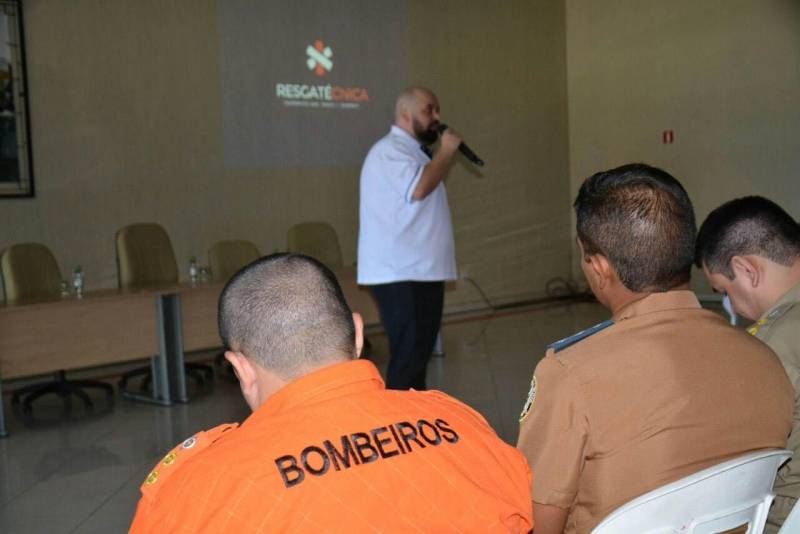 O Corpo de Bombeiros Militar do Pará deu início nesta manhã, 07, o “I Seminário de Salvamento Veicular do CBMPA” e a “VII Reunião da Comissão Nacional de Salvamento Veicular (CONASV)” (foto). Os dois eventos ocorrem simultaneamente com objetivo de reunir bombeiros militares de demais Estados para debater táticas e técnicas de salvamento veicular e a utilização da roupa de proteção. O primeiro momento ocorreu na manhã de hoje no Salão Nobre do quartel do Comando Geral com o palestrante Capitão Fábio Contreiras do Corpo de Bombeiros do Rio de Janeiro que ministrou sobre o CONASV e contextualização do salvamento veicular com aplicação de táticas e técnicas, e sobre os paradigmas do uso da roupa de proteção individual em atividades de salvamento veicular. Visando oferecer um auxílio de alto nível técnico que possa garantir o melhor prognóstico e maior segurança para as vítimas envolvidas em acidentes, o Corpo de Bombeiros Militar do Pará traz profissionais da Comissão Nacional de salvamento Veicular (CONASV) para debater sobre o assunto e realiza um trabalho de integração das corporações de bombeiros do país.
FOTO: ASCOM / CBMPA
DATA: 07.06.2018
BELÉM - PARÁ <div class='credito_fotos'>Foto: Ascom CBMPA | <a href='/midias/2018/originais/568c87fb-b7f4-412f-84bb-96b6cce19019.jpg' download><i class='fa-solid fa-download'></i> Download</a></div>