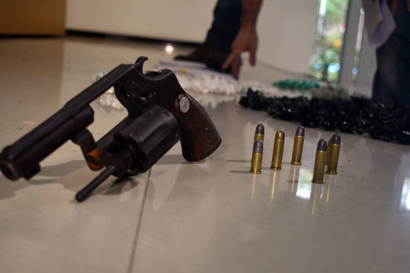 A Secretaria de Estado de Segurança Pública e Defesa Social (Segup) deflagrou nas primeiras horas da manhã desta quinta-feira (29), a operação Templários, que resultou na prisão de 10 pessoas e apreensão de mais de 300 petecas de cocaína, cerca de 500 gramas de pasta base de cocaína, aproximadamente 50 gramas de maconha (do tipo limãozinho) e um revólver calibre 38. O trabalho contou com o apoio das Polícias Civil e Militar.

FOTO: ELIELSON MODESTO/ASCOM SEGUP
DATA: 29.11.2018
ANANINDEUA-PARÁ <div class='credito_fotos'>Foto: Elielson Modesto / Ascom Segup   |   <a href='/midias/2018/originais/56942e04-c2e1-4fa8-8151-c7db500edfe7.jpg' download><i class='fa-solid fa-download'></i> Download</a></div>