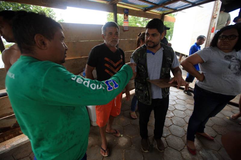 A entrega de mais de 200 cestas básicas às famílias atingidas pelas cheias dos rios Tocantins e Itacaiúnas, em Marabá, no sudeste do Pará, foi a principal ação, neste sábado (17), da força-tarefa montada para prestar atendimento aos desabrigados na região.
FOTO: MÁCIO FERREIRA / AG. PARÁ
DATA: 17.02.2018
MARABÁ - PARÁ <div class='credito_fotos'>Foto: MÁCIO FERREIRA/ AG. PARÁ | <a href='/midias/2018/originais/56968000-44f0-49df-ba2a-d8f0e6406fd8.jpg' download><i class='fa-solid fa-download'></i> Download</a></div>