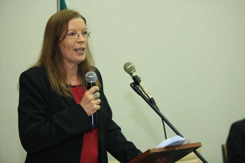 Foi realizada hoje (14/06) a cerimônia de posse da presidência do Tribunal Administrativo de Recursos Fazendários (TARF) para o biênio 2018/2020,  no auditório da Secretaria da Fazenda, Sefa, em Belém. O Tribunal é o órgão colegiado responsável pela solução de litígios entre a Fazenda Pública do Pará e os contribuintes de tributos estaduais, em segunda instância. Assumiu a presidência do TARF a auditora fiscal de receitas estaduais Roseli de Assunção Naves (foto), que já atuou como conselheira no TARF e deixa a  Diretoria de Tributação da Sefa para assumir a nova função. Em seu discurso, ela agradeceu a indicação e pediu o apoio dos servidores para assumir o novo desafio,visando aprimorar as ações do contencioso fiscal. O secretário da Fazenda, Nilo Noronha, foi representado pela subsecretária de administração tributária, Rute Tostes, que presidiu a cerimônia. Ela destacou que a composição paritária do Tribunal, onde atuam servidores do Fisco e dos contribuintes, concorre para a justiça fiscal. “É inegável que na composição do TARF estão profissionais empenhados e capacitados”, disse ela.

FOTO: MÁCIO FERREIRA / AG. PARÁ
DATA: 14.06.2018
BELÉM - PARÁ <div class='credito_fotos'>Foto: MÁCIO FERREIRA/ AG. PARÁ   |   <a href='/midias/2018/originais/569daed8-6092-4156-81ae-d0d849b3f315.jpg' download><i class='fa-solid fa-download'></i> Download</a></div>