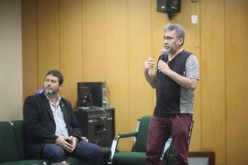 Destinado a atender o micro e o pequeno empreendedor paraense, o CredCidadão, programa de microcrédito do Governo do Estado, foi tema do 53º Café com Planejamento, realizado na manhã desta quinta-feira (28), pela Secretaria de Estado de Planejamento (Seplan). A iniciativa do Governo do Estado visa proporcionar crédito acessível e adequado a criação, crescimento e consolidação de empreendimentos formais e informais. Segundo Brenda Maradei, coordenadora setorial de proteção e desenvolvimento social da diretoria de planejamento da Seplan, o microcrédito é “uma ferramenta de política social, no combate à pobreza e à geração de emprego e renda, voltado para a parcela da população excluída do mercado de trabalho”. Na foto, o professor e economista Valcir Bispo Santos.
FOTO: THIAGO GOMES / AG. PARÁ
DATA: 28.06.2018
BELÉM - PARÁ <div class='credito_fotos'>Foto: Thiago Gomes /Ag. Pará | <a href='/midias/2018/originais/56a18876-fb7f-46e3-be07-9cac47d5a784.jpg' download><i class='fa-solid fa-download'></i> Download</a></div>