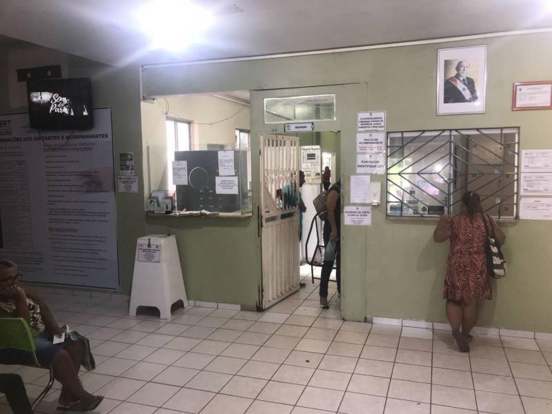 Com 190 leitos, o Hospital Regional de Tucuruí (HRT, na foto) é o único que oferece atendimento em Urgência e Emergência na Região do Lago, funcionando como retaguarda de 400 mil habitantes de todos os municípios da região e até de outros locais como Anapu, Mocajuba e Baião. O HRT tem gestão direta da Sespa e está localizado no município de Tucuruí, no Sudeste do estado. Além de Traumato-Ortopedia, na área de internação, o HRT disponibiliza atendimento em Neurocirurgia, Cirurgia Geral, Clínica Geral, Cardiologia, Gestação de Alto Risco, Pediatria, UTI adulto, infantil e neonatal, realizando cerca de 500 internações e 260 cirurgias mensais.
FOTO: ASCOM / SESPA
DATA: 23.05.2018
TUCURUÍ - PARÁ <div class='credito_fotos'>Foto: ASCOM SESPA | <a href='/midias/2018/originais/56a27187-aab6-4ed9-9715-6bc713367cba.jpg' download><i class='fa-solid fa-download'></i> Download</a></div>