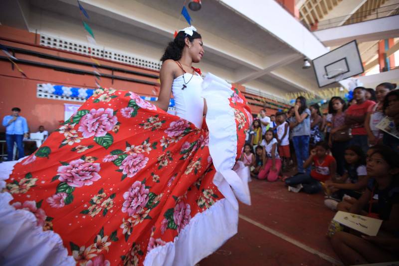 Nesta sexta-feira, uma programação (foto) alegre e diferenciada marcou as comemorações pelos 14 anos do Pro Paz no Pará, iniciativa que surgiu em 2004 como um programa do Governo do Estado, convertida mais tarde em política pública por força de decreto, até se consolidar, em 2015, na Fundação Pro Paz, que tem a missão de racionalizar e ordenar recursos e ações para transformar a vida de milhares de paraenses em situação de vulnerabilidade social. A existência do Pro Paz fez do Pará vanguarda na Federação, por ser o único estado que possui, há mais de dez anos, um protocolo padrão para atendimento a crianças e adolescentes vítimas de violência que é modelo para o Brasil, referendado pela ONG Childhood Brasil e reconhecido pela ONU. O modelo referência do trabalho do Pro Paz foi que levou o Pará a ganhar da Organização das Nações Unidas (ONU), em 2015, o reconhecimento por manter uma das onze melhores práticas das Américas para a integração de sistemas de segurança pública com políticas sociais.
FOTO: MÁCIO FERREIRA / AG. PARÁ
DATA: 29.06.2018
BELÉM - PARÁ <div class='credito_fotos'>Foto: MÁCIO FERREIRA/ AG. PARÁ | <a href='/midias/2018/originais/56ab24b2-86d8-4c31-bf10-58bf5e0fd169.jpg' download><i class='fa-solid fa-download'></i> Download</a></div>
