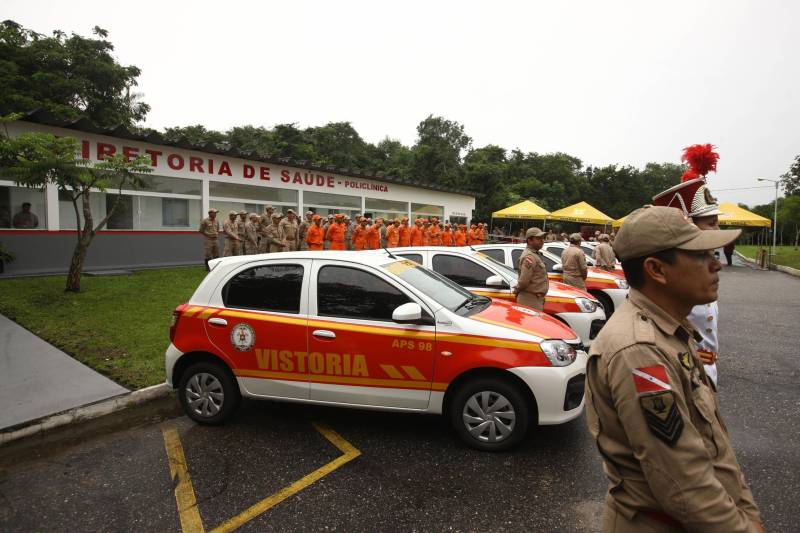 Na mesma cerimônia que entregou as viaturas para serviços de vistoria, o governador Simão Jatene fez uma visita técnica às instalações da nova Policlínica ao Corpo de Bombeiros Militar do Estado. Um prédio no Quartel do Comando Geral da corporação foi reformado e adaptado para receber a Policlínica, que oferta assistência médico-odontológico, psicológico e de primeiros socorros aos bombeiros militares e seus dependentes.
FOTO: IGOR BRANDÃO / AG. PARÁ
DATA: 15.03.2018
BELÉM - PARÁ <div class='credito_fotos'>Foto: IGOR BRANDÃO / AG. PARÁ | <a href='/midias/2018/originais/56abde93-8ad9-4f98-8115-3bd80ad37bac.jpg' download><i class='fa-solid fa-download'></i> Download</a></div>