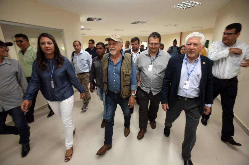 Nesta sexta-feira (6), um dia após completar 105 anos de emancipação, Marabá, município de forte vocação mineral e agrícola que o faz principal centro socioeconômico do sudeste paraense, recebeu importantes obras e serviços do Governo do Estado. Em destaque, investimentos nas áreas da saúde, educação, saneamento básico e segurança. As cerimônias contaram com a presença do governador Simão Jatene, parlamentares, prefeitos da região, entre outras autoridades. Durante a agenda de governo no município foi entregue oficialmente à população a nova Estação de Tratamento de Esgoto Sanitário (ETE) da Companhia de Saneamento do Pará (Cosanpa), o bloco IV do campus VIII da Universidade Estadual do Pará (Uepa, na foto) e mais de 90 veículos para unidades militares de Marabá e municípios da região. Além disso, também foi entregue à prefeitura 13 caminhões coletores de resíduos sólidos e assinado um termo aditivo para aquisição de equipamentos de hemodiálise para o Hospital Regional do Sudeste do Pará - Dr. Geraldo Veloso (HRSP), entre outros convênios.
FOTO: SIDNEY OLIVEIRA / AG. PARÁ
DATA: 06.04.2018
MARABÁ - PARÁ <div class='credito_fotos'>Foto: Agência Pará | <a href='/midias/2018/originais/56afa027-38c2-440f-a305-d41d77219935.jpg' download><i class='fa-solid fa-download'></i> Download</a></div>