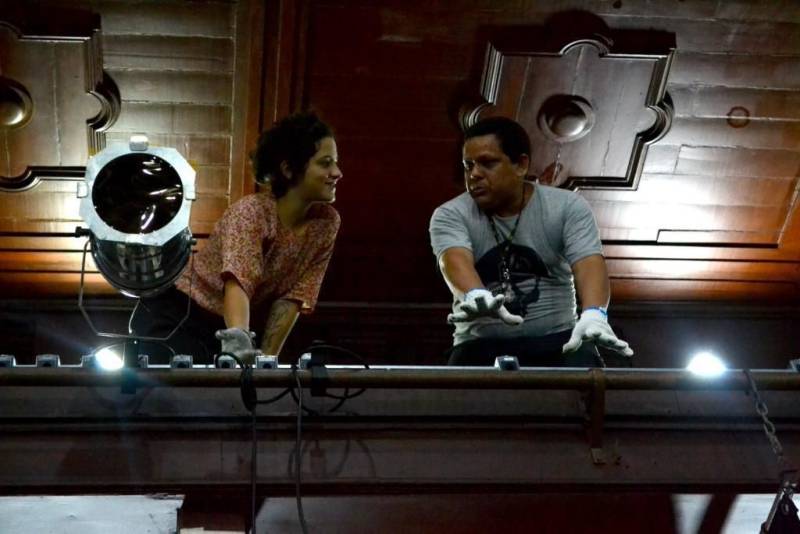 Estão abertas as inscrições para o projeto “Teatro Experimental: exercício de encenação contemporânea”, promovido pela Fundação Cultural do Pará (FCP) e que vai oferecer um laboratório para profissionais e estudantes de artes cênicas, focando na experimentação criativa. A programação do Laboratório inicia no dia 2 de abril, das 15h às 18h, no Teatro Waldemar Henrique. Durante quatro semanas, os alunos irão debater e praticar diferentes aspectos técnicos do Teatro Experimental, construir e apresentar um resultado do aprendizado, tudo isso com a supervisão da equipe de mediação do projeto.
FOTO: ASCOM / FCP
DATA: 19.03.2018
BELÉM - PARÁ <div class='credito_fotos'>Foto: ASCOM FCP | <a href='/midias/2018/originais/56b3b4ad-a0b5-48f8-9cb6-10ab987c2914.jpg' download><i class='fa-solid fa-download'></i> Download</a></div>