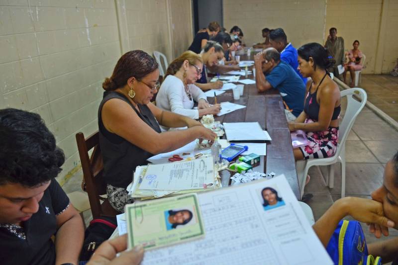 "Acho que ele vai vigiar quem fica fazendo coisa errada, como roubar, por exemplo". A fala de curiosidade é do estudante Isaac Souza, 10 anos. Ele se referia ao drone apresentado na manhã desta sexta-feira (27) aos alunos da Escola Estadual de Ensino Fundamental e Médio Ruy Paranatinga Barata, localizado no bairro Maracangalha, onde ocorreu à ação "Prevenção é Segurança". A iniciativa promovida pela Secretaria de Estado de Segurança Pública e Defesa Social (Segup) com o objetivo de apresentar equipamentos de segurança, assim como divulgar os diversos serviços de prevenção voltados as ações de combate à criminalidade.
FOTO: ELIELSON MODESTO / ASCOM SEGUP
DATA: 27.04.2018
BELÉM - PARÁ <div class='credito_fotos'>Foto: Elielson Modesto / Ascom Segup | <a href='/midias/2018/originais/56baf521-20d0-42df-a85d-db11585f599a.jpg' download><i class='fa-solid fa-download'></i> Download</a></div>