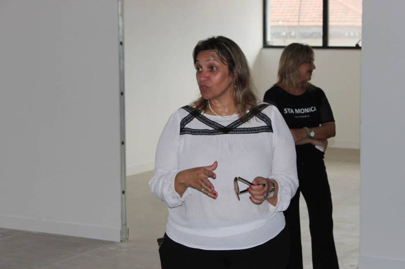Na tarde desta quarta-feira (28), representantes de secretarias que integram o comitê gestor do Plano Estadual de Ações Integradas à Pessoa com Deficiência (Existir) visitaram as obras do Centro Integrado de Inclusão e Reabilitação (CIIR), em Belém. A visita técnica foi solicitada por Daniele Khayat, diretora-geral do Núcleo de Articulação e Cidadania (NAC), do Governo do Pará, com o objetivo de informar aos participantes do Plano sobre o andamento da obra e mostrar as ações planejadas para o local. “É muito importante que todos que trabalham diretamente com a pessoa com deficiência saibam o que está sendo feito. Afinal, são eles que vão atuar aqui. Pudemos ver de perto os espaços onde funcionará a triagem, reabilitação, radiologia, prótese e órtese, entre outros. Todos ficaram muito satisfeitos com o que viram, e ansiosos para o funcionamento”, disse Daniele Khayat (foto). O CIIR está em fase final de construção, devendo ser inaugurado até o final do primeiro semestre de 2018.
FOTO: RUAN MORAES / ASCOM NAC
DATA: 28.02.2018
BELÉM - PARÁ <div class='credito_fotos'>Foto: RUAN MORAES / ASCOM NAC | <a href='/midias/2018/originais/56be21bb-b69d-49bb-84bd-b8894f5f58f7.jpg' download><i class='fa-solid fa-download'></i> Download</a></div>
